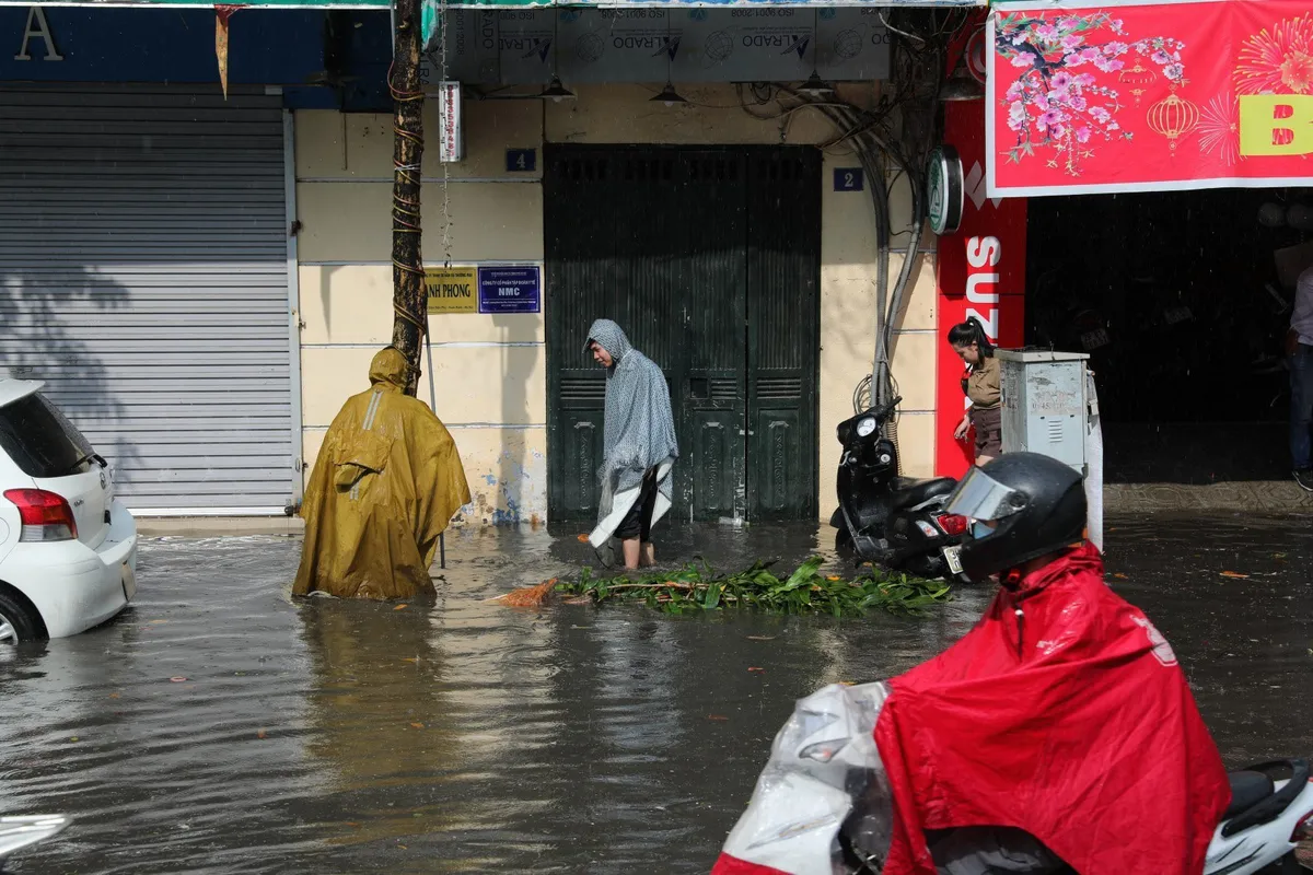 Hà Nội: Mưa lớn diện rộng, nhiều khu vực bị ngập, phương tiện đi lại khó khăn - Ảnh 4.