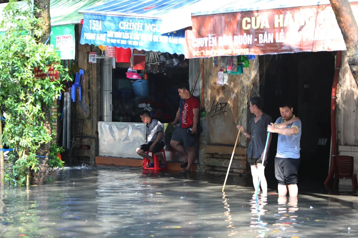 Hà Nội: Mưa lớn diện rộng, nhiều khu vực bị ngập, phương tiện đi lại khó khăn - Ảnh 2.