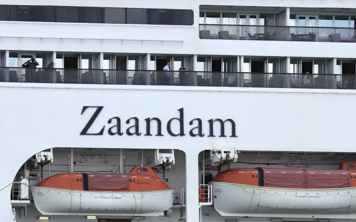 Du thuyền Zaandam tiếp tục tìm cảng đỗ sau khi có người nhiễm COVID-19 - Ảnh 1. Du thuyền Zaandam tiếp tục tìm cảng đỗ sau khi có người nhiễm COVID-19 - Ảnh 1.