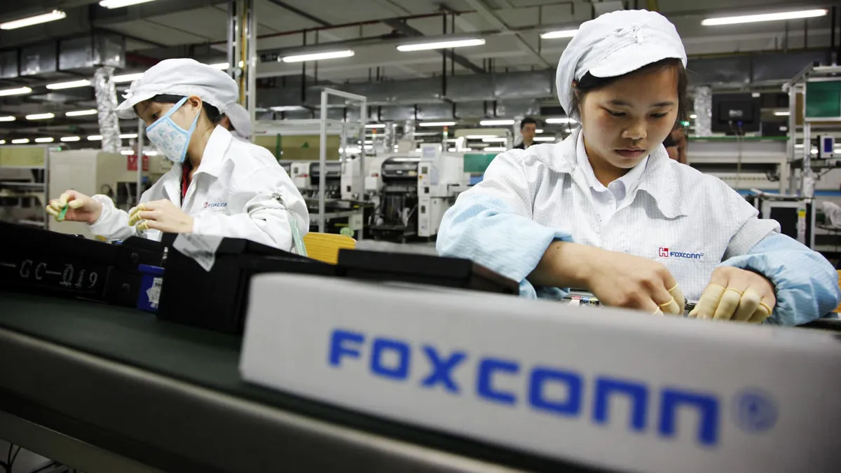 Foxconn tuyên bố nối lại toàn bộ hoạt động sản xuất vào cuối tháng 3 - Ảnh 1. Foxconn tuyên bố nối lại toàn bộ hoạt động sản xuất vào cuối tháng 3 - Ảnh 1.