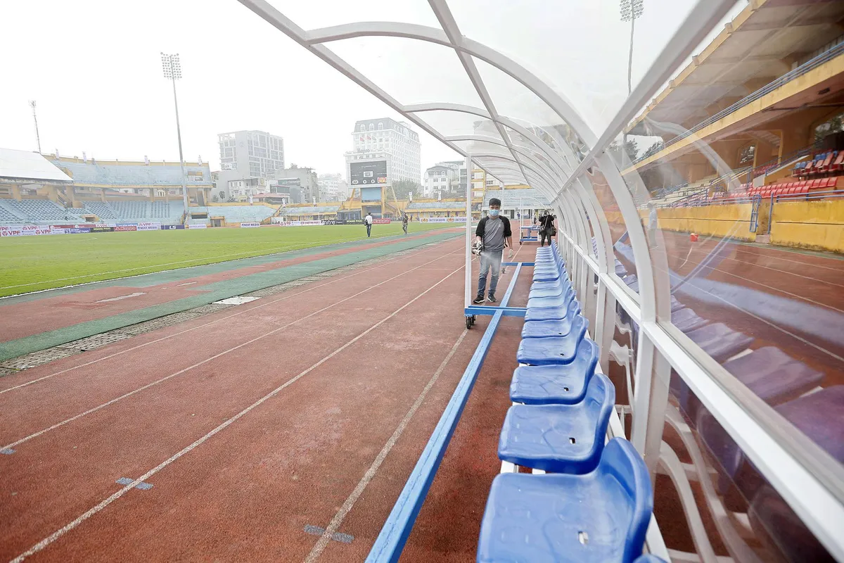 Sân Hàng Đẫy khử trùng vệ sinh trước trận CLB Hà Nội - DNH Nam Định ở vòng 1 V.League - Ảnh 2. Sân Hàng Đẫy khử trùng vệ sinh trước trận CLB Hà Nội - DNH Nam Định ở vòng 1 V.League - Ảnh 2.