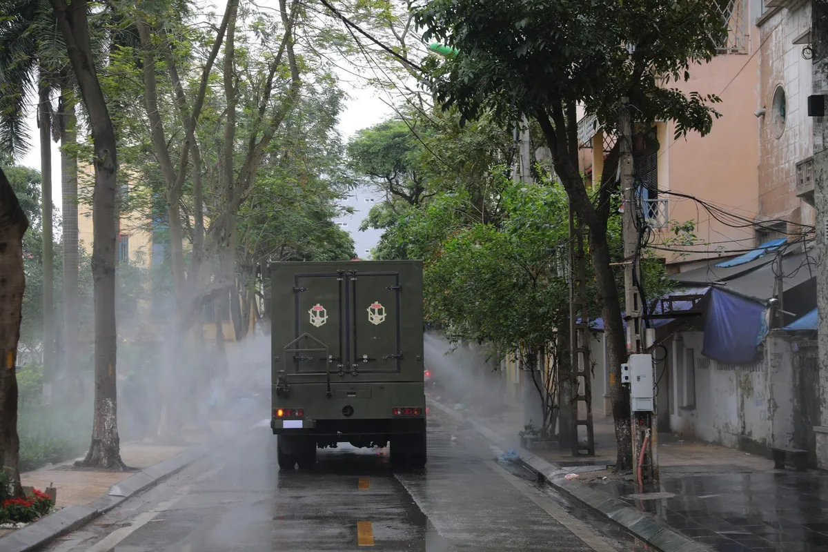 Binh chủng Hóa học phun thuốc tiêu độc, khử trùng khu vực phố Trúc Bạch, Hà Nội - Ảnh 6.