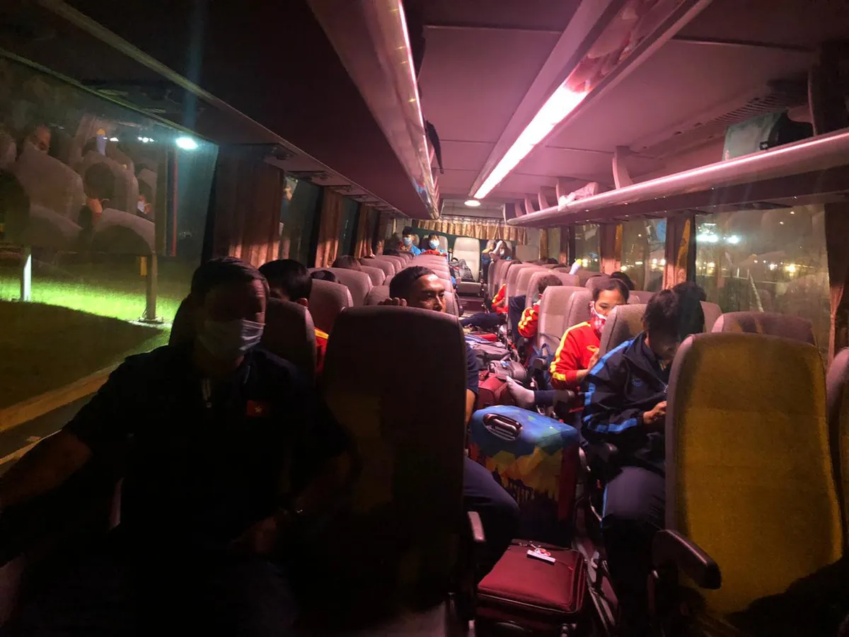 Về đến Nội Bài, ĐT nữ Việt Nam di chuyển xuống Cẩm Phả, chuẩn bị cho trận play-off lượt về - Ảnh 2.
