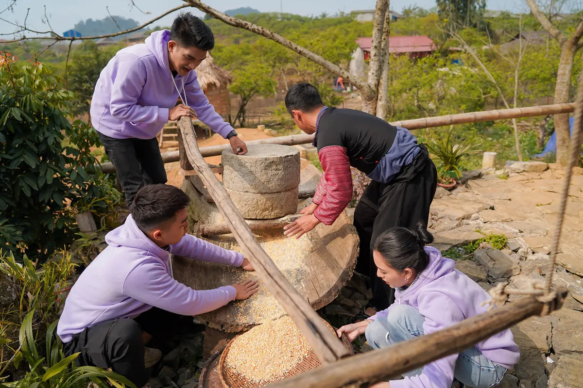 Ẩm thực kỳ thú - Tập 13: Bộ ba Mạc Văn Khoa, Đỗ Duy Nam, Tú Hảo đi tới đâu, đòi ăn tới đó - Ảnh 2.