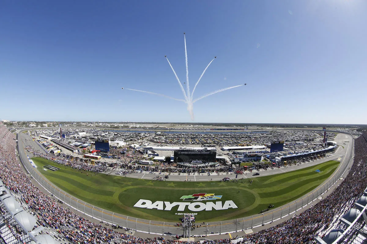 DAYTONA-500-Flyover-2017---USAF-Thunderbirdss_sm-e4d8c493dac4c7d_e4d8c5e5-bdd9-12e4-ce8cbd772c93512c