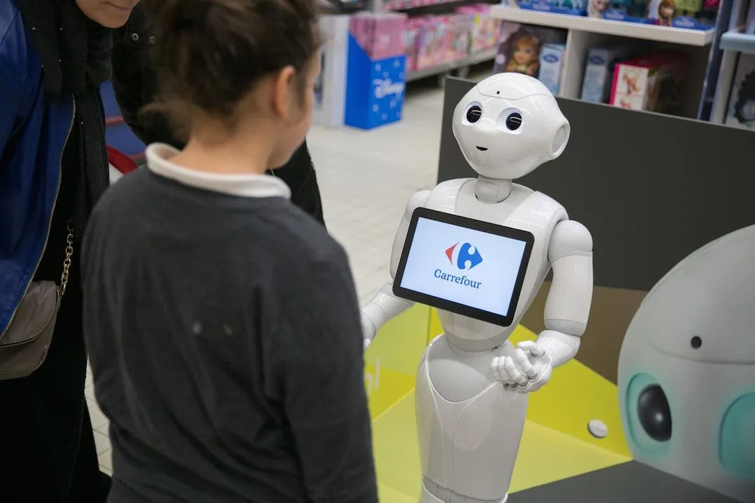 Pepper - Robot nhắc nhở khoảng cách an toàn tại siêu thị - Ảnh 1.