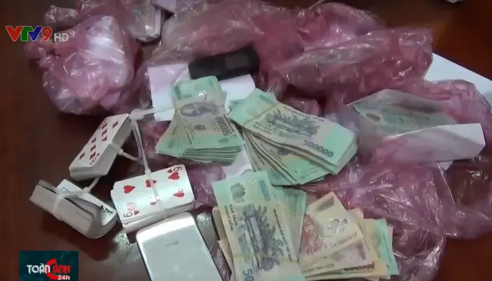 Bắt quả tang sới bạc trong chợ, thu giữ gần 250 triệu đồng - Ảnh 1.
