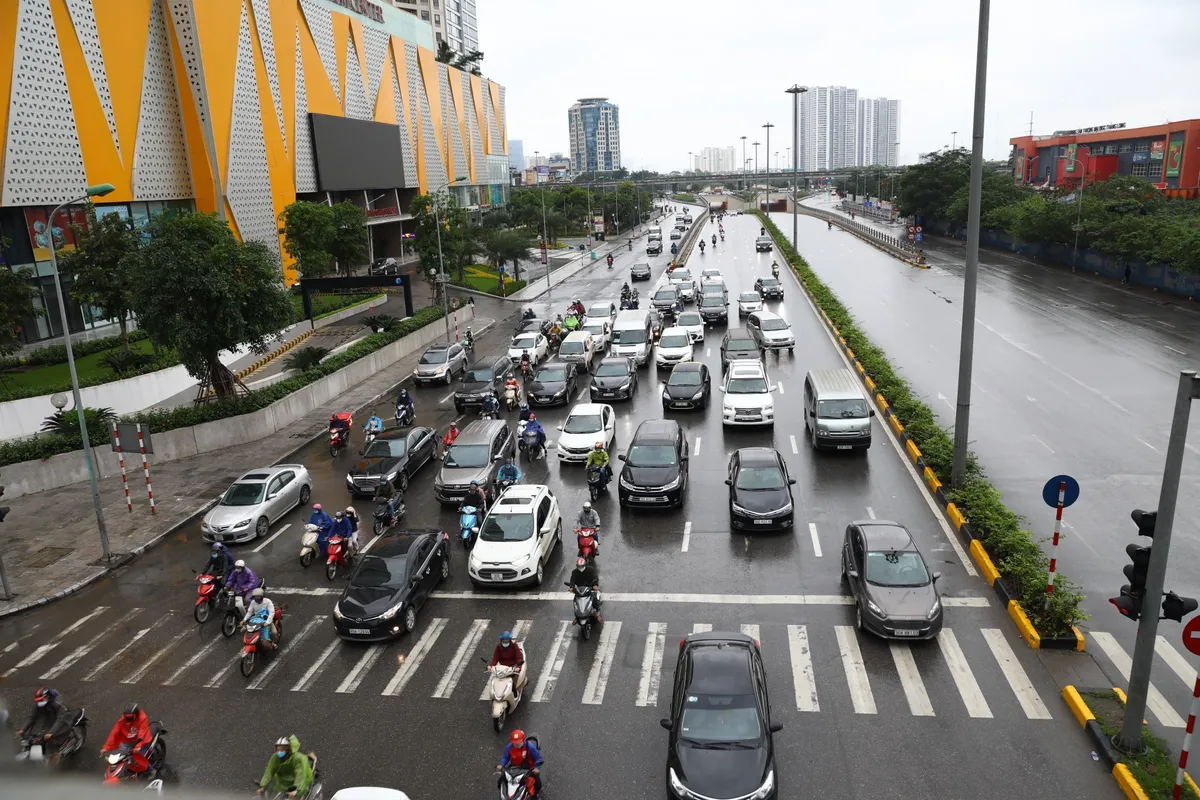 Hà Nội: Đường phố dần trở lại nhịp sống bình thường sau giãn cách xã hội - Ảnh 7.