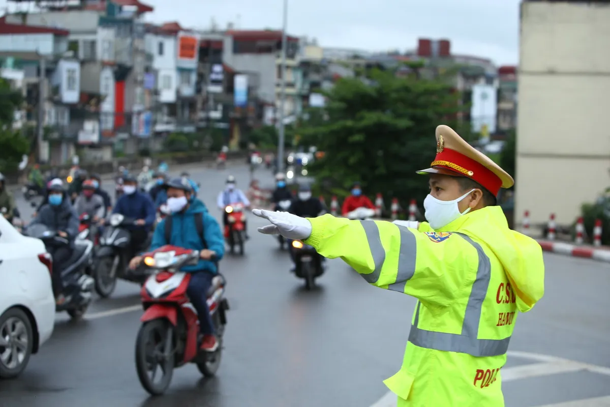 Hà Nội: Đường phố dần trở lại nhịp sống bình thường sau giãn cách xã hội - Ảnh 9.