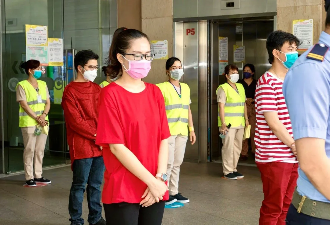 Crescent Mall d&agrave;nh tặng 1 ph&uacute;t im lặng &yacute; nghĩa v&agrave;o ng&agrave;y mở cửa trở lại - Ảnh 1.