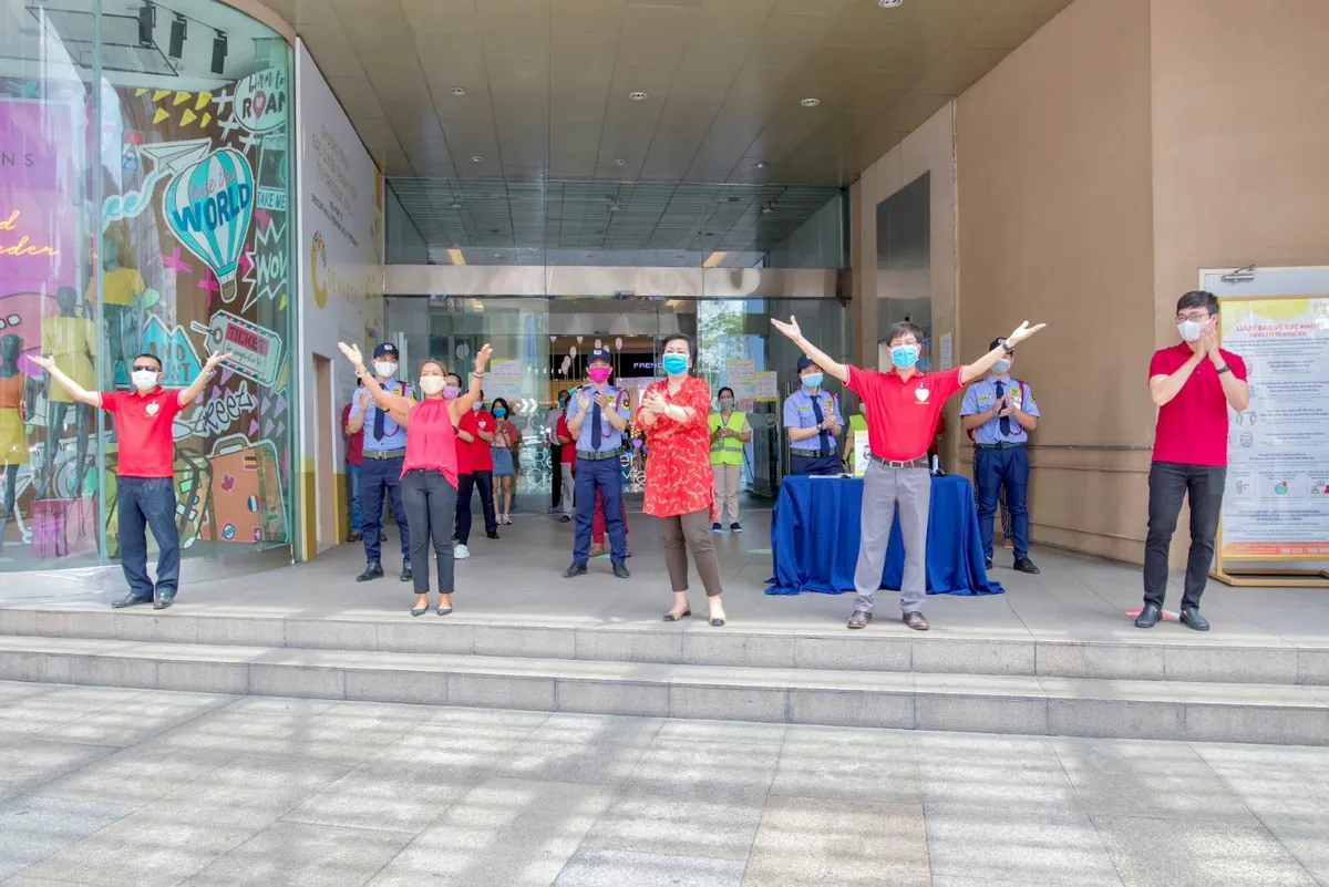 Crescent Mall d&agrave;nh tặng 1 ph&uacute;t im lặng &yacute; nghĩa v&agrave;o ng&agrave;y mở cửa trở lại - Ảnh 4.