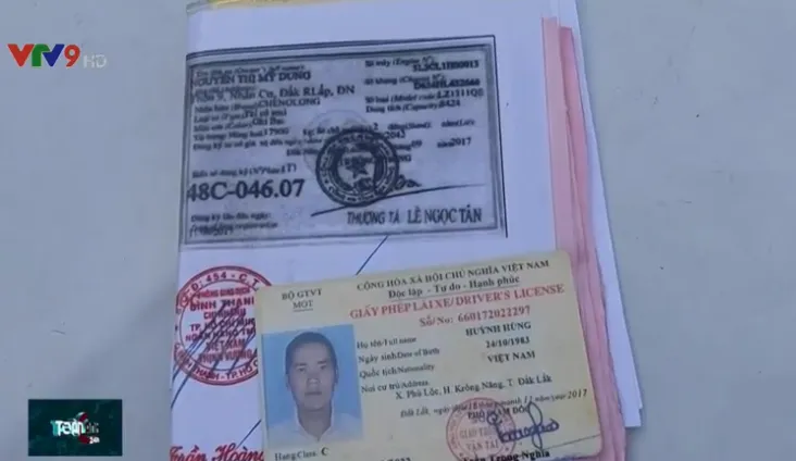 Chở quá tải, tài xế mắc võng ngủ không chấp hành kiểm tra - Ảnh 1. Chở quá tải, tài xế mắc võng ngủ không chấp hành kiểm tra - Ảnh 1.
