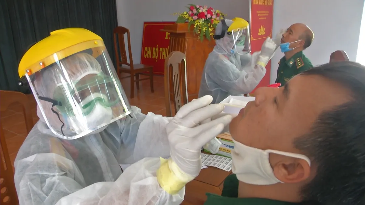 Lấy mẫu xét nghiệm virus SARS-CoV-2 cho các chiến sĩ tuyến biên giới Tây Nam - Ảnh 1.