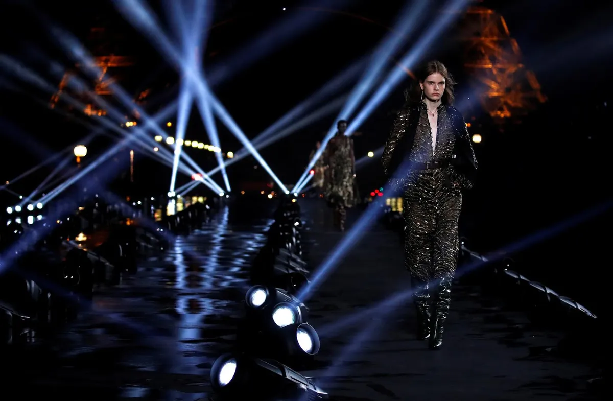 Saint Laurent rút khỏi tuần lễ thời trang Paris 2020 - Ảnh 1.