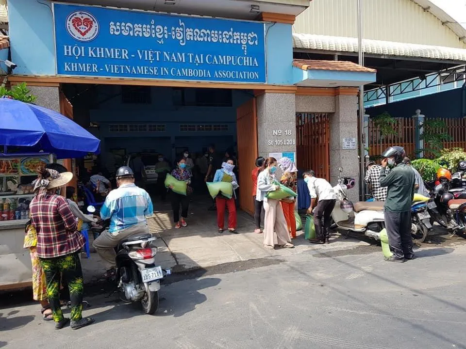 Phát quà cứu trợ đợt 2 cho người Khmer gốc Việt tại Campuchia gặp khó khăn do ảnh hưởng dịch COVID-19 - Ảnh 3.