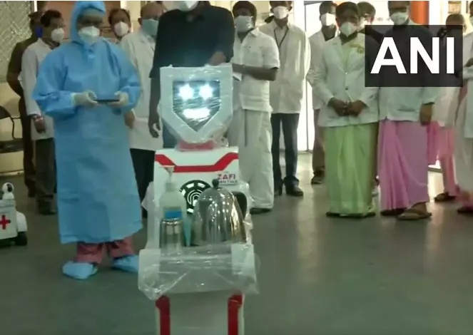 Robot mang thuốc cho bệnh nhân COVID-19 - Ảnh 2. Robot mang thuốc cho bệnh nhân COVID-19 - Ảnh 2.