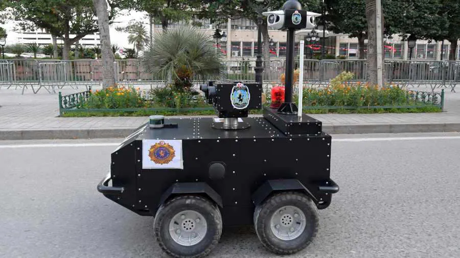 Robot mang thuốc cho bệnh nhân COVID-19 - Ảnh 1. Robot mang thuốc cho bệnh nhân COVID-19 - Ảnh 1.