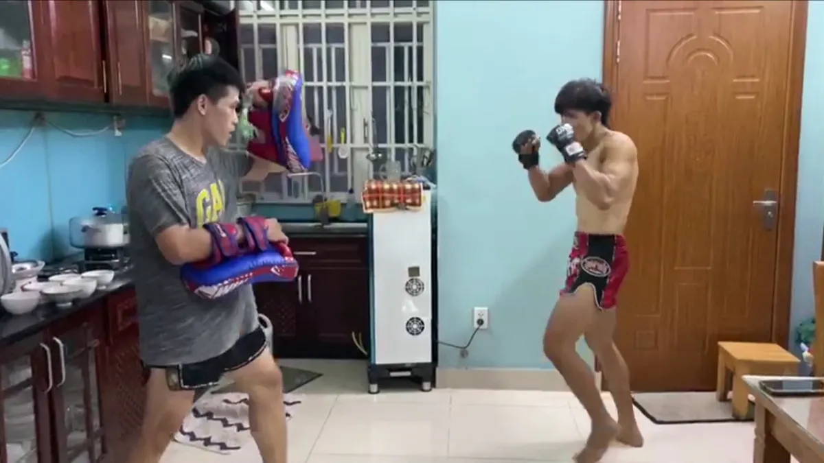 Độc c&ocirc; cầu bại Nguyễn Trần Duy Nhất tập trong ph&ograve;ng bếp - Ảnh 1.