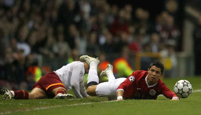 Lý do Ronaldo không bao giờ đổi áo với cầu thủ Roma: Duyên nợ 13 năm! - Ảnh 1.