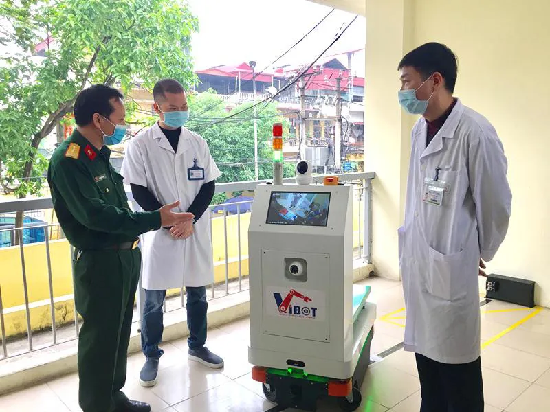 Bác sĩ tương tác với bệnh nhân COVID-19 thông qua robot “made in Vietnam” - Ảnh 1.