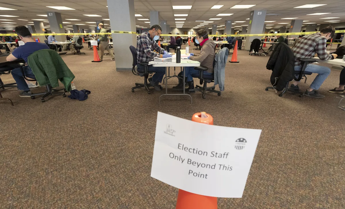 Mỹ: Bang Wisconsin tiến hành bầu cử bất chấp dịch COVID-19 - Ảnh 2. Mỹ: Bang Wisconsin tiến hành bầu cử bất chấp dịch COVID-19 - Ảnh 2.