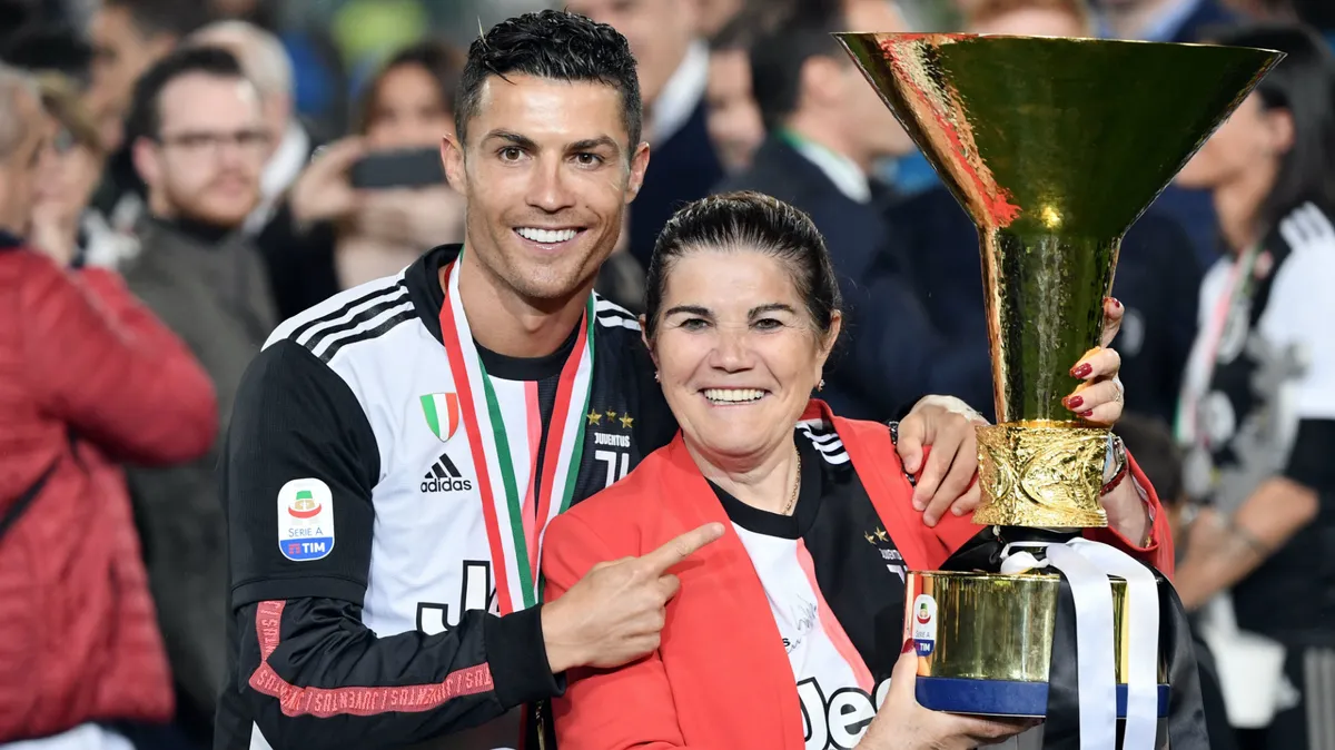 Ronaldo suýt phải giải nghệ năm 15 tuổi - Ảnh 1. Ronaldo suýt phải giải nghệ năm 15 tuổi - Ảnh 1.