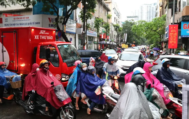 Hà Nội mưa trắng trời đầu giờ sáng, nhiều tuyến phố ùn tắc - Ảnh 6.