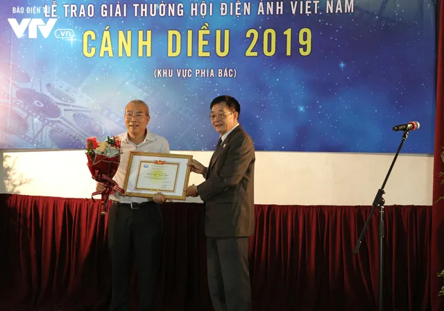 Nhìn lại những hình ảnh đáng nhớ tại lễ trao giải Cánh diều 2019 - Ảnh 1.