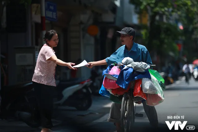 Đường phố Hà Nội nhuộm màu nắng vàng - Ảnh 7.