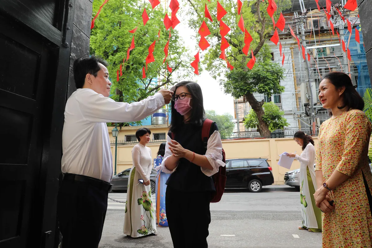 Ngày đầu mở cửa trở lại sau giãn cách xã hội, các di tích lác đác khách tham quan - Ảnh 1.