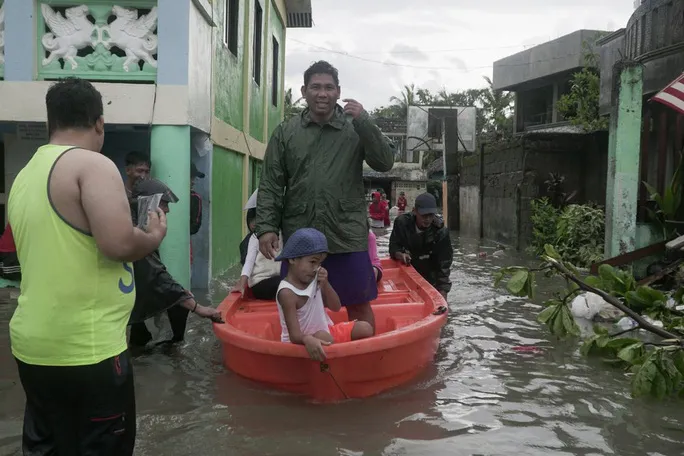 Bão Vongfong gây thiệt hại nặng nề tại Philippines - Ảnh 1.