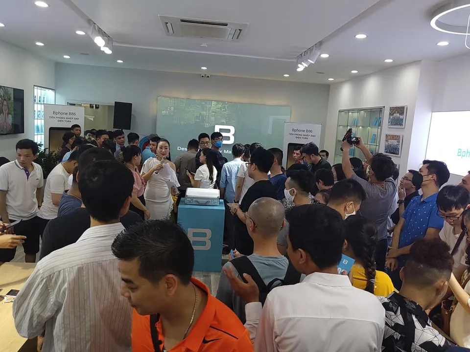 Bphone Store chật cứng người mua trong ngày đầu mở bán Bphone B86 - Ảnh 1.