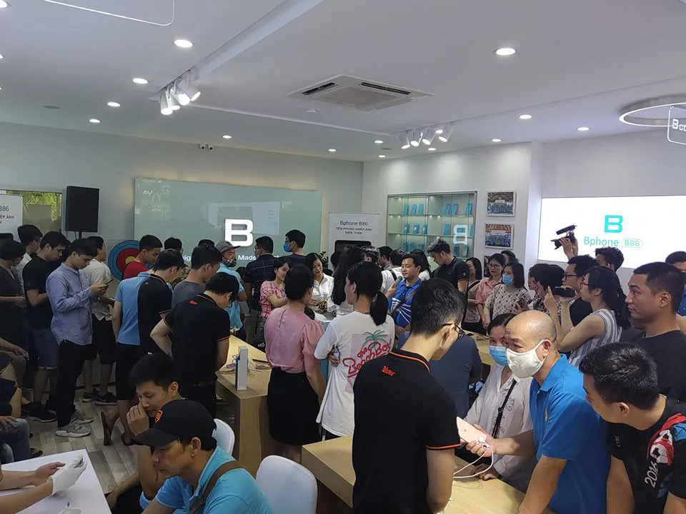 Bphone Store chật cứng người mua trong ngày đầu mở bán Bphone B86 - Ảnh 2.