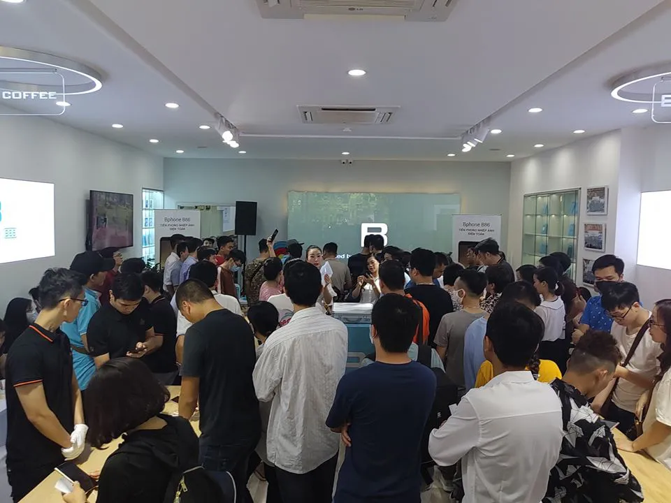 Bphone Store chật cứng người mua trong ngày đầu mở bán Bphone B86 - Ảnh 4.