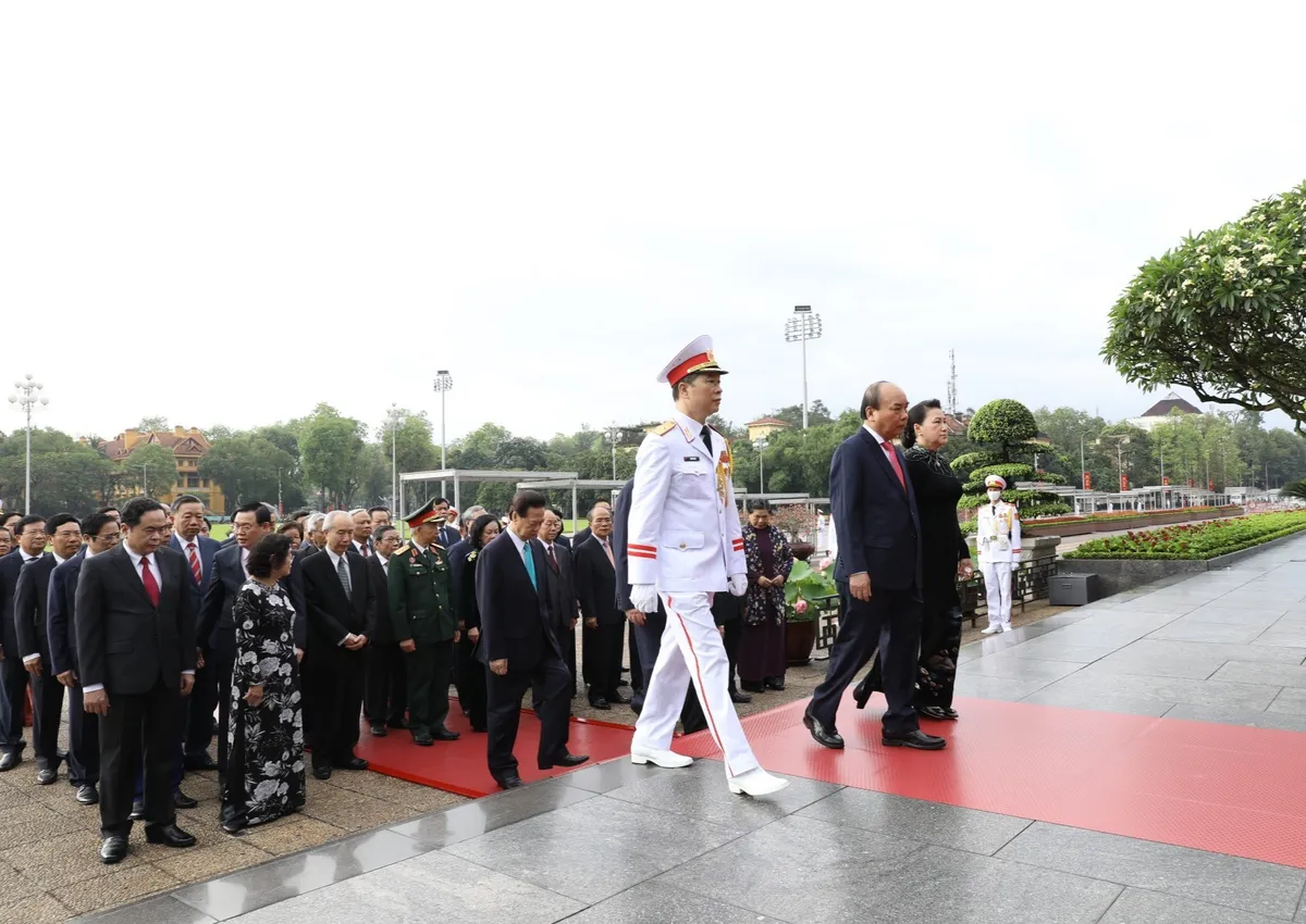 Lãnh đạo Đảng, Nhà nước dự Lễ kỷ niệm 130 năm ngày sinh Chủ tịch Hồ Chí Minh - Ảnh 7.