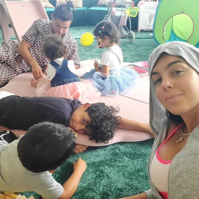Ronaldo bị các nhóc tì tấn công để bảo vệ bạn gái Georgina - Ảnh 1. Ronaldo bị các nhóc tì tấn công để bảo vệ bạn gái Georgina - Ảnh 1.