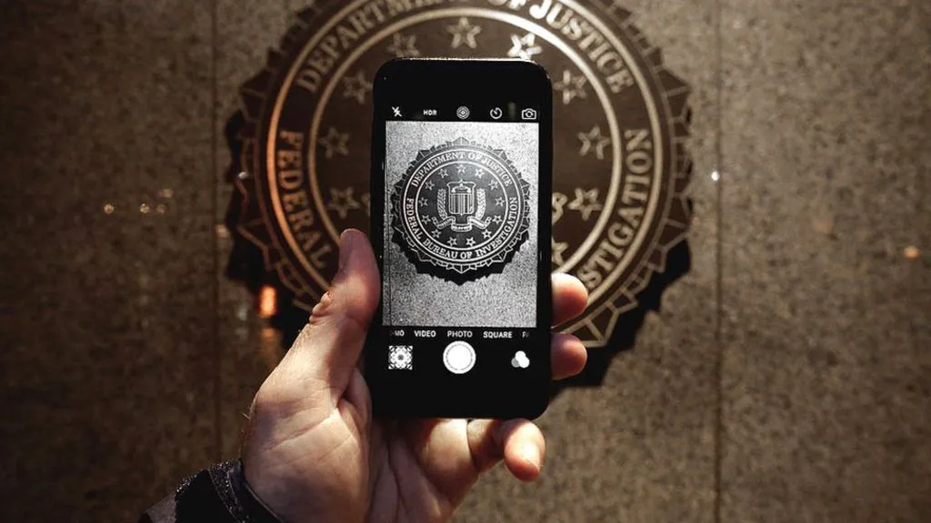 FBI đã tự mở khóa thành công iPhone của kẻ xả súng mà không cần đến Apple - Ảnh 1.