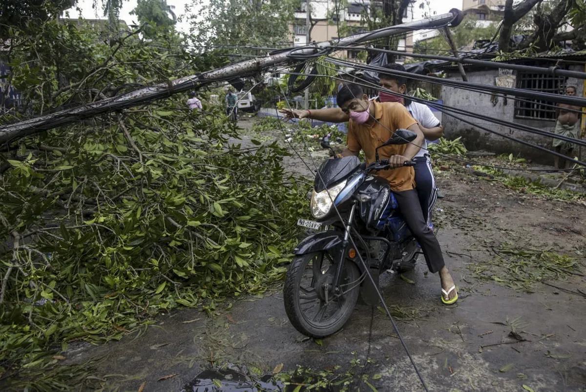 Siêu bão Amphan tàn phá Ấn Độ và Bangladesh, ít nhất 20 người thiệt mạng - Ảnh 9.