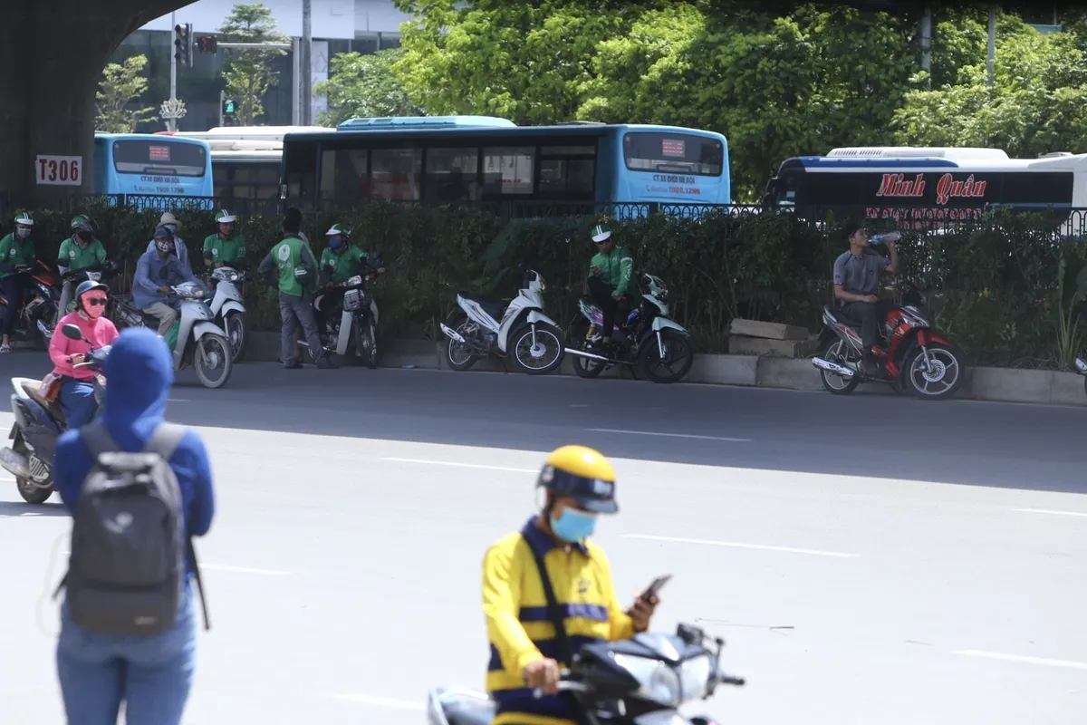 Vật lộn mưu sinh giữa trời nắng nóng hơn 40 độ C - Ảnh 4.