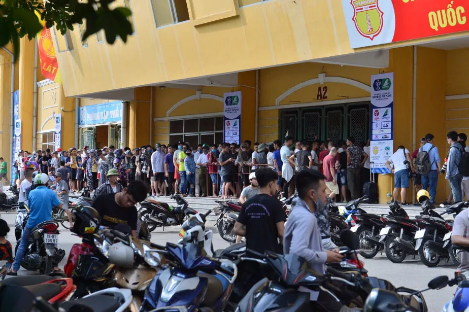 Sân Thiên Trường vỡ trận trong ngày mở bán vé trận Nam Định - Hoàng Anh Gia Lai - Ảnh 1. Sân Thiên Trường vỡ trận trong ngày mở bán vé trận Nam Định - Hoàng Anh Gia Lai - Ảnh 1.
