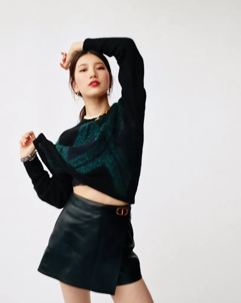 Suzy quý phái khác thường trên Vogue - Ảnh 1.