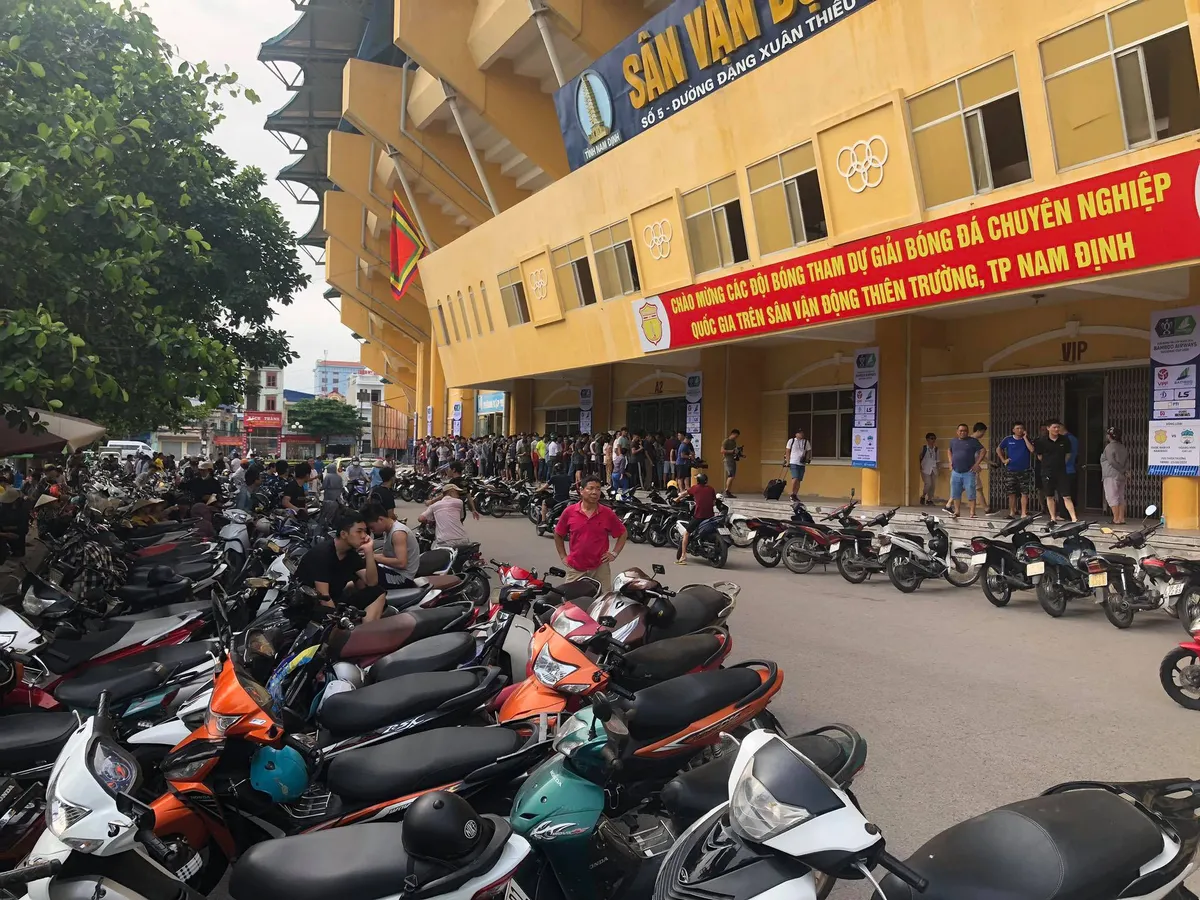 Sân Thiên Trường vỡ trận trong ngày mở bán vé trận Nam Định - Hoàng Anh Gia Lai - Ảnh 10. Sân Thiên Trường vỡ trận trong ngày mở bán vé trận Nam Định - Hoàng Anh Gia Lai - Ảnh 10.
