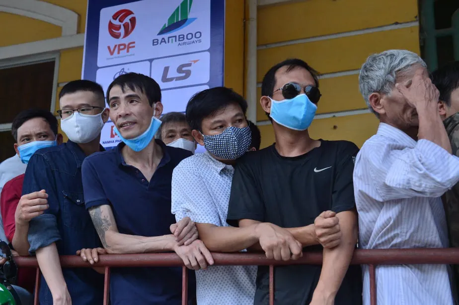 Sân Thiên Trường vỡ trận trong ngày mở bán vé trận Nam Định - Hoàng Anh Gia Lai - Ảnh 3. Sân Thiên Trường vỡ trận trong ngày mở bán vé trận Nam Định - Hoàng Anh Gia Lai - Ảnh 3.