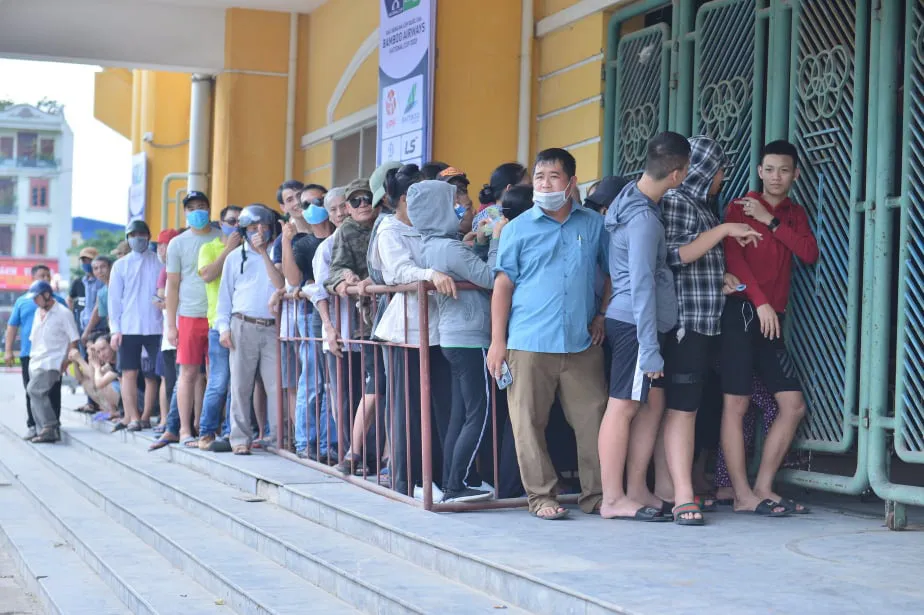 Sân Thiên Trường vỡ trận trong ngày mở bán vé trận Nam Định - Hoàng Anh Gia Lai - Ảnh 2. Sân Thiên Trường vỡ trận trong ngày mở bán vé trận Nam Định - Hoàng Anh Gia Lai - Ảnh 2.