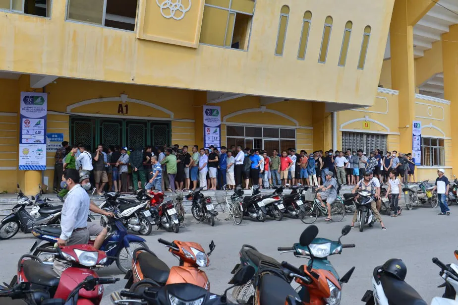 Sân Thiên Trường vỡ trận trong ngày mở bán vé trận Nam Định - Hoàng Anh Gia Lai - Ảnh 4. Sân Thiên Trường vỡ trận trong ngày mở bán vé trận Nam Định - Hoàng Anh Gia Lai - Ảnh 4.