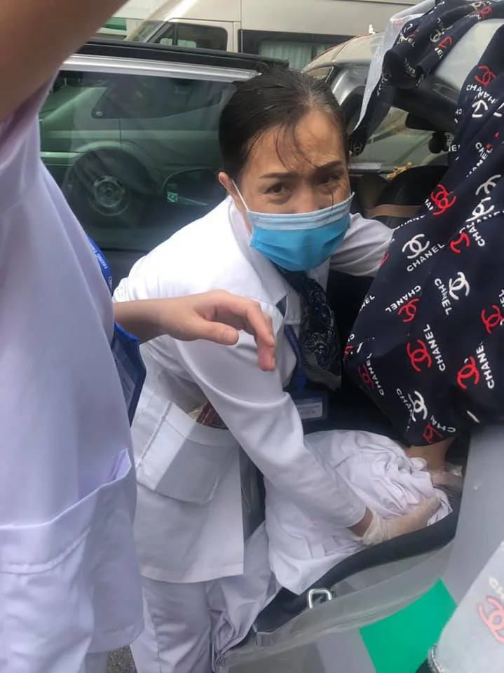 Trên đường đi đẻ bị tắc đường, sản phụ đẻ con trên xe taxi - Ảnh 1. Trên đường đi đẻ bị tắc đường, sản phụ đẻ con trên xe taxi - Ảnh 1.