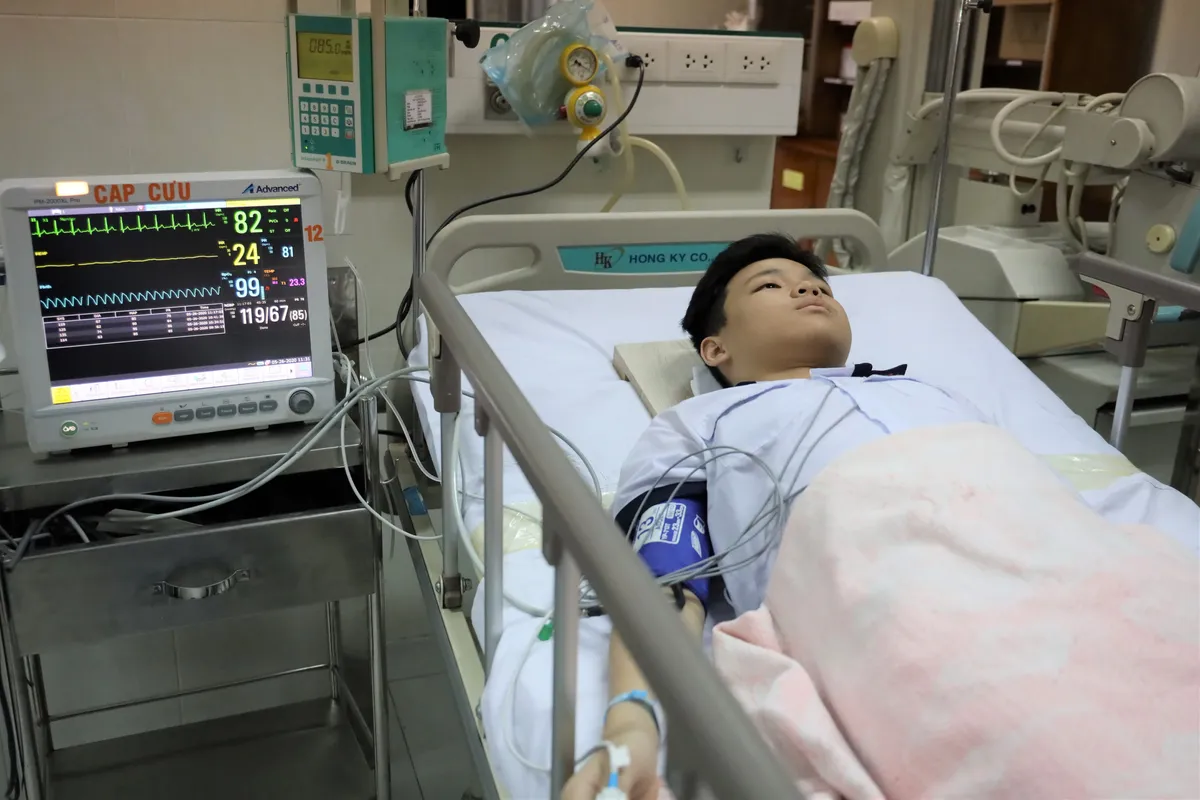 (Cập nhật) Sự việc cây bật gốc đè học sinh: Báo động đỏ cứu học sinh bị thương nặng - Ảnh 1.