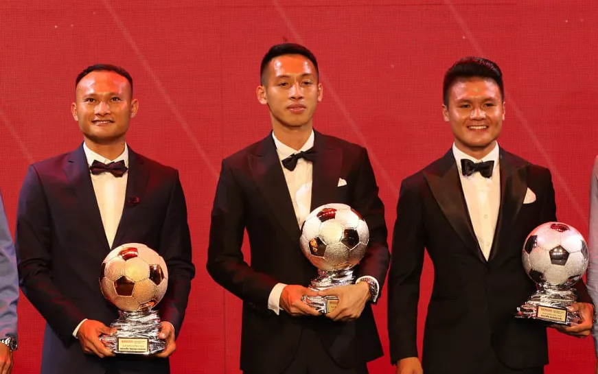 Vượt qua Quang Hải, Hùng Dũng giành Quả bóng vàng Việt Nam 2019 - Ảnh 1.