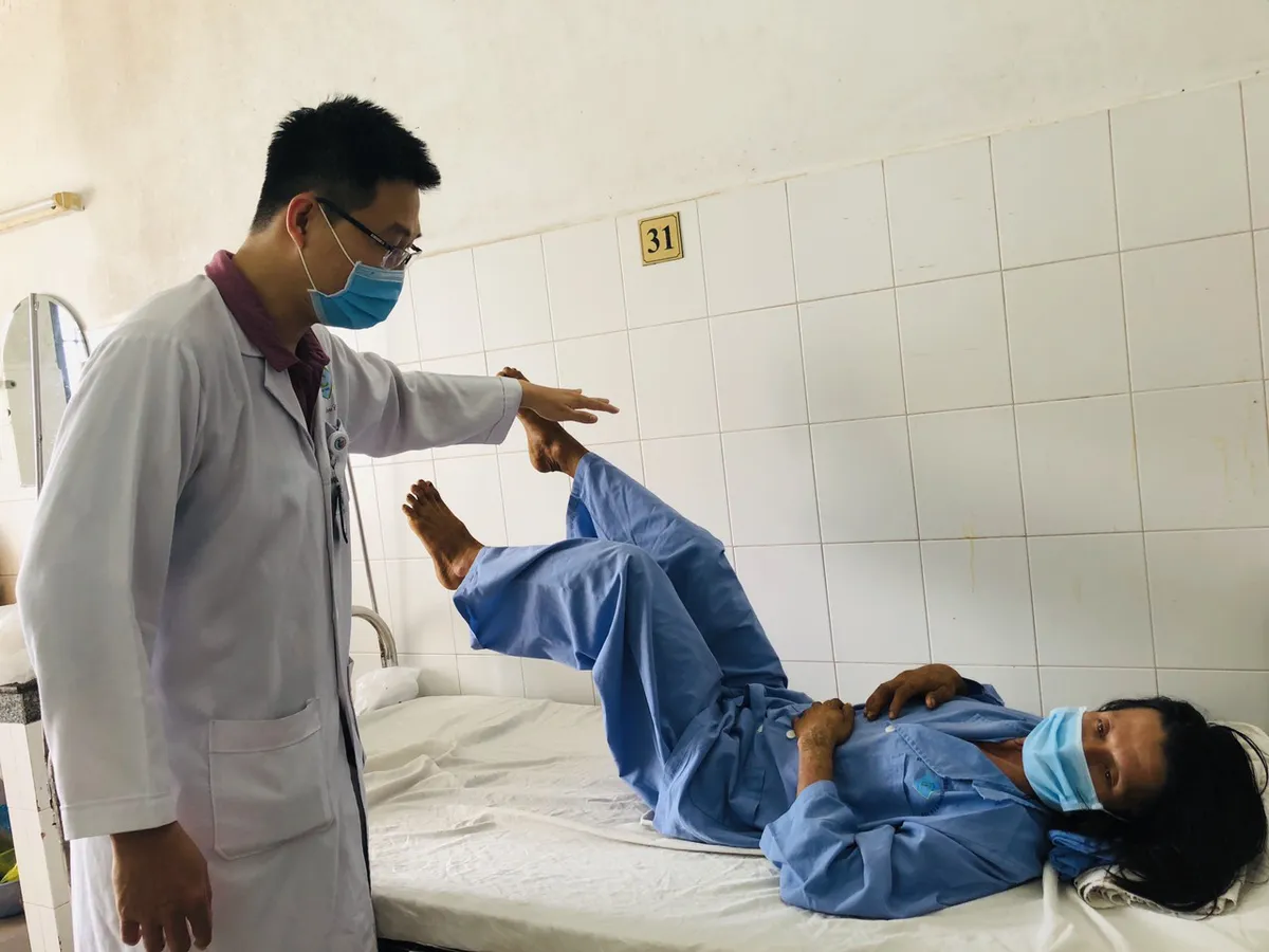 Thay đốt sống nhân tạo cứu một bệnh nhân té cây dừa thoát liệt vĩnh viễn - Ảnh 1. Thay đốt sống nhân tạo cứu một bệnh nhân té cây dừa thoát liệt vĩnh viễn - Ảnh 1.
