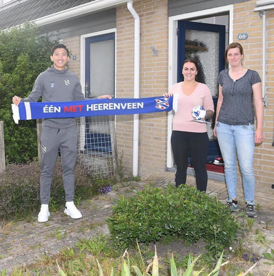 Văn Hậu bất ngờ xuất hiện trước cửa nhà khiến fan Heerenveen cảm kích - Ảnh 1. Văn Hậu bất ngờ xuất hiện trước cửa nhà khiến fan Heerenveen cảm kích - Ảnh 1.